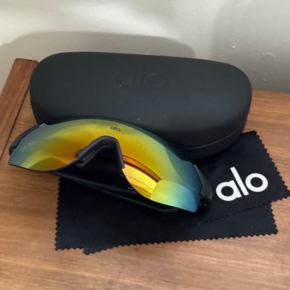 ALO Yoga Accessories - ALO Yoga Speed Sunglasses + Case FLAWED